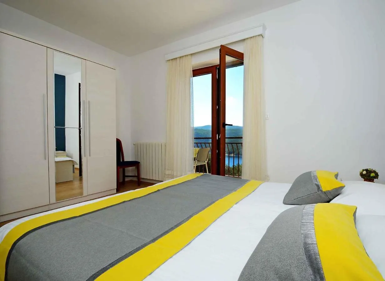 Three-Bedroom Apartment Rabac Near Sea