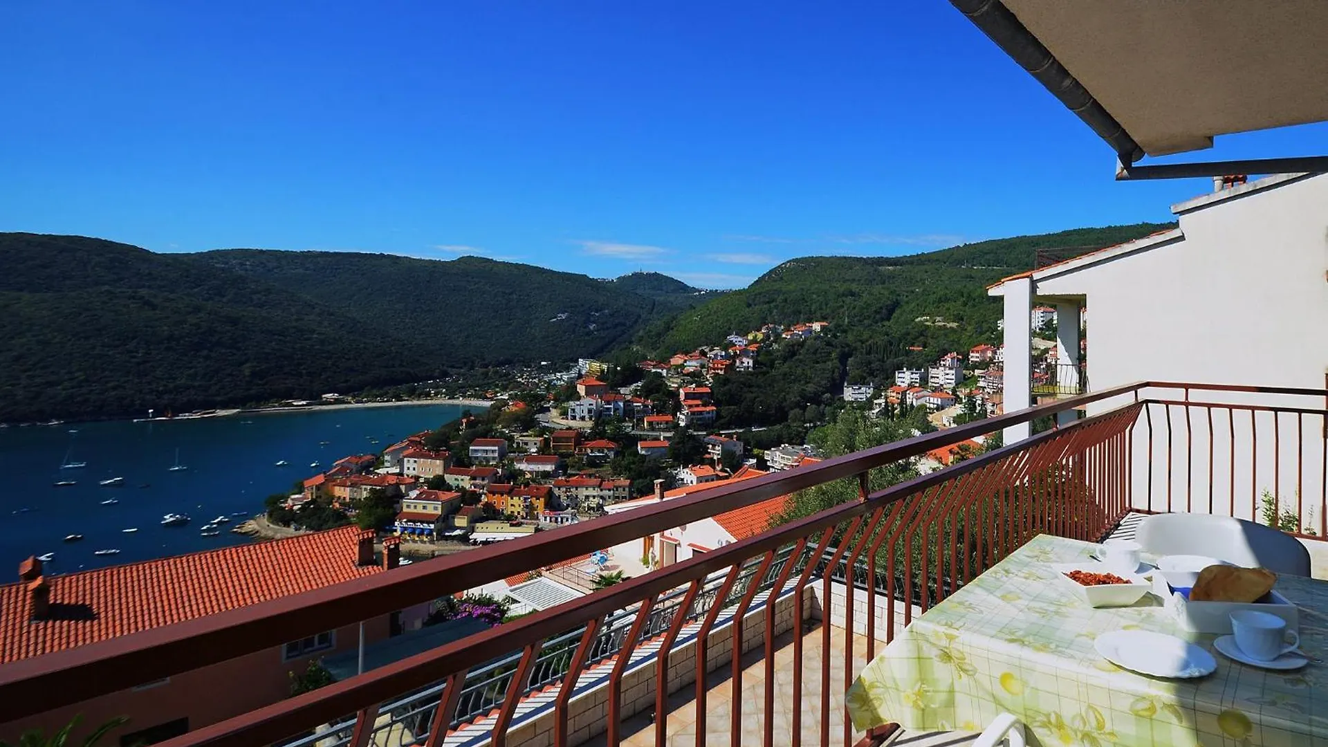 Three-Bedroom Apartment Rabac Near Sea