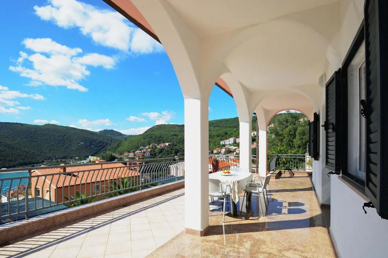 Three-Bedroom Apartment Rabac Near Sea